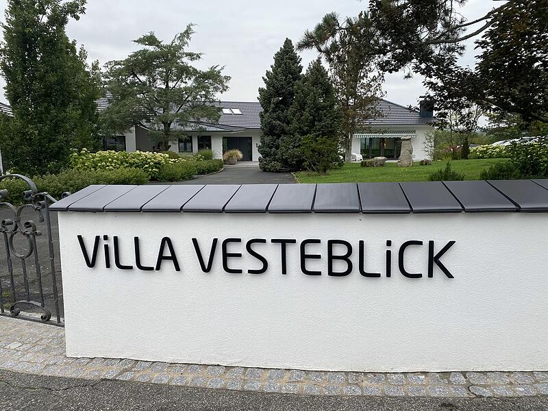 In der alten Sch&auml;fervilla in Meschenbach hat das Coburger Bestattungsinstitut Kahl ein sehr w&uuml;rdevolles Bestattungshaus geschaffen. Der Name: Villa Vesteblick