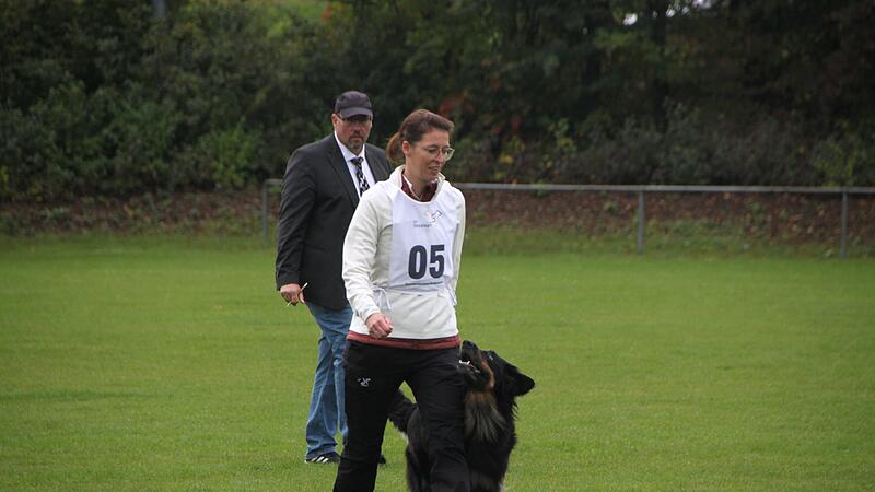 Franziska Glassen f&uuml;hrt ihren Hund Djerba.