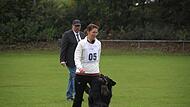 Franziska Glassen führt ihren Hund Djerba.