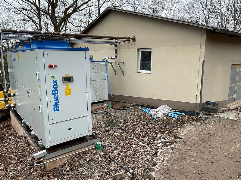 Zwei Wärmepumpen übernehmen das Heizen der Becken. Eine weitere am Eingangsgebäude versorgt die Duschen mit warmem Wasser.Das Terrassenschwimmbad in Bad Kissingen ist generalsaniert worden Zwei Wärmepumpen übernehmen das Heizen der Becken. Eine weitere am Eingangsgebäude versorgt die Duschen mit warmem Wasser.