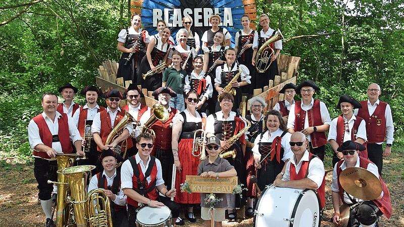 Das Bild stammt von dem Pilotprojekt &bdquo;Gemeindekapelle Knetzgau&ldquo; die sich erstmals f&uuml;r den Festzug beim Blaserla 2026 in Sand am Main unter der Leitung von Andrea Echaniz Gerhard mit Musikern der Gemeindekapellen zusammenfand.