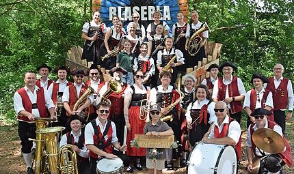 Das Bild stammt von dem Pilotprojekt &bdquo;Gemeindekapelle Knetzgau&ldquo; die sich erstmals f&uuml;r den Festzug beim Blaserla 2026 in Sand am Main unter der Leitung von Andrea Echaniz Gerhard mit Musikern der Gemeindekapellen zusammenfand.