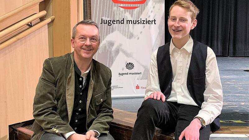 Musiklehrer Hubertus Baumann ist stolz auf Schüler Martin Partheymüller (rechts). Musiklehrer Hubertus Baumann ist stolz auf Schüler Martin Partheymüller (rechts).