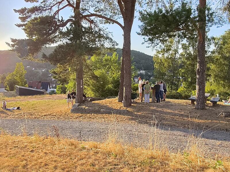 An der Grillh&uuml;tte Edelruh in Bad Br&uuml;ckenau haben am 12. August 2026 Interessierte die Sonnenfinsternis beobachtet.