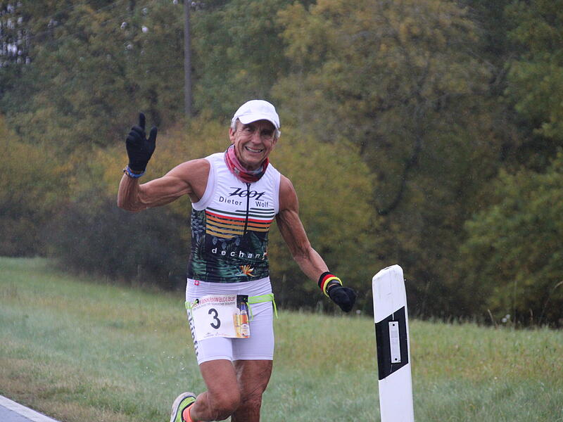 Trotz nasskaltem Herbstwetter lie&szlig;en sich die Sportler den Spa&szlig;  beim 38. Frankenwaldlauf der LG Ludwigschorgast nicht vermiesen.