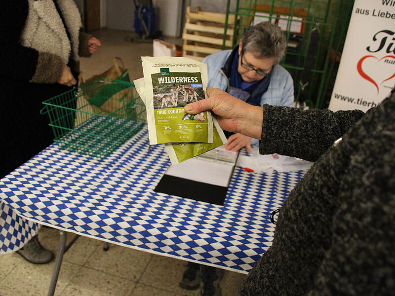 Weihnachtsausgabe bei der Tiertafel in Coburg Scheuerfeld.