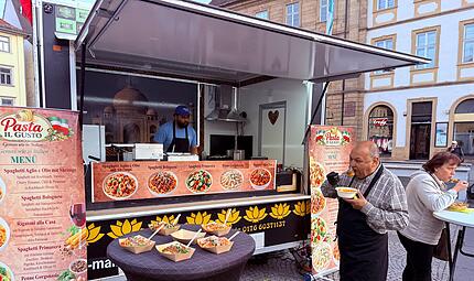 Das Food-Truck-Festival 2026 erf&uuml;llte Magen, Seele und Augen. Schon Goethe wusste: &bdquo;Das Essen soll zuerst das Auge erfreuen und dann den Magen."Food Truck Festival 2026