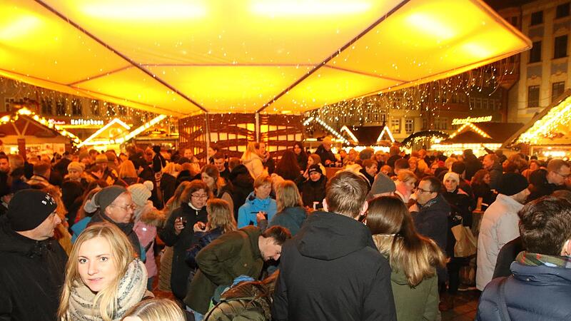 Beliebter Treffpunkt rund ums Prinz-Albert-Denkmal: Ein hei&szlig;er Gl&uuml;hwein geh&ouml;rt auch in Coburg zum Weihnachtsmarkt dazu.