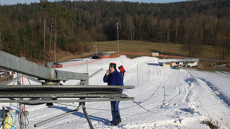 Start in die Skisaison im Landkreis Coburg: Die Piste in Neukirchen (Gemeinde Lautertal) ist präpariert. Start in die Skisaison im Landkreis Coburg: Die Piste in Neukirchen (Gemeinde Lautertal) ist präpariert.