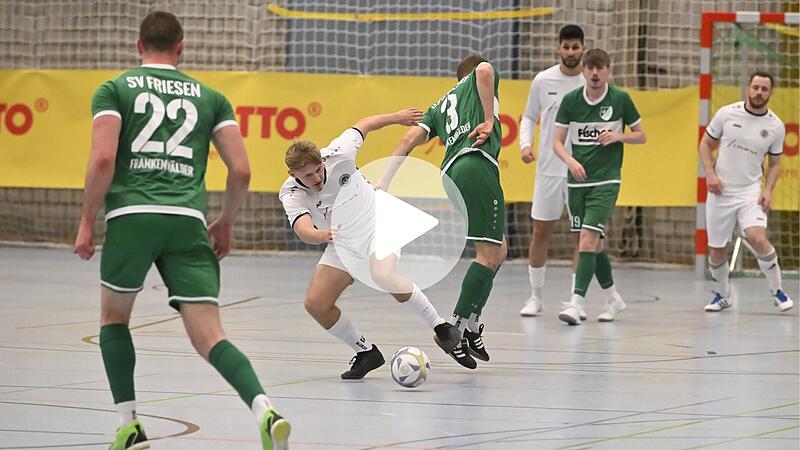 Im ersten Halbfinale trafen der SV Friesen (gr&uuml;ne Trikots) und Sylvia Ebersdorf aufeinander. Die Zusammenfassung gibt es in unserem Video.