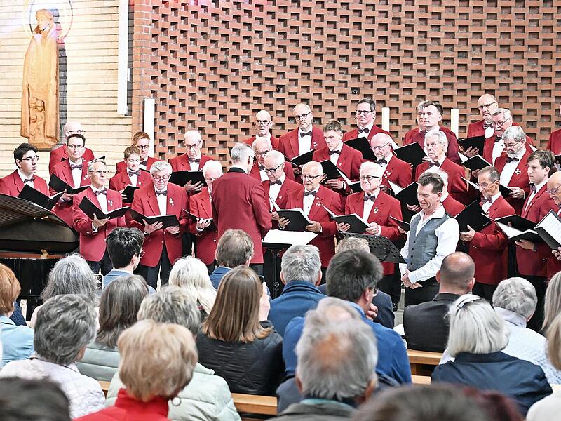 Der Reuther Chor trat mit Solisten auf.