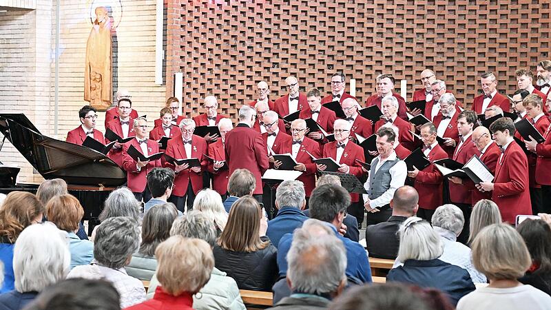 Der Reuther Chor trat mit Solisten auf.