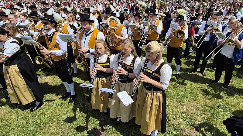 G&auml;nsehautmoment: 1000 Musiker spielten zusammen beim gro&szlig;en Bundesbezirksmusikfest in Oberhaid.