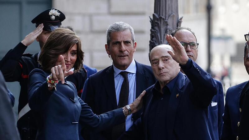 Silvio Berlusconi (rechts), ehemaliger Ministerpräsident von Italien, winkt, als er beim Senat eintrifft, um sich vor der Bildung einer neuen Regierung für seinen Sitz registrieren zu lassen.