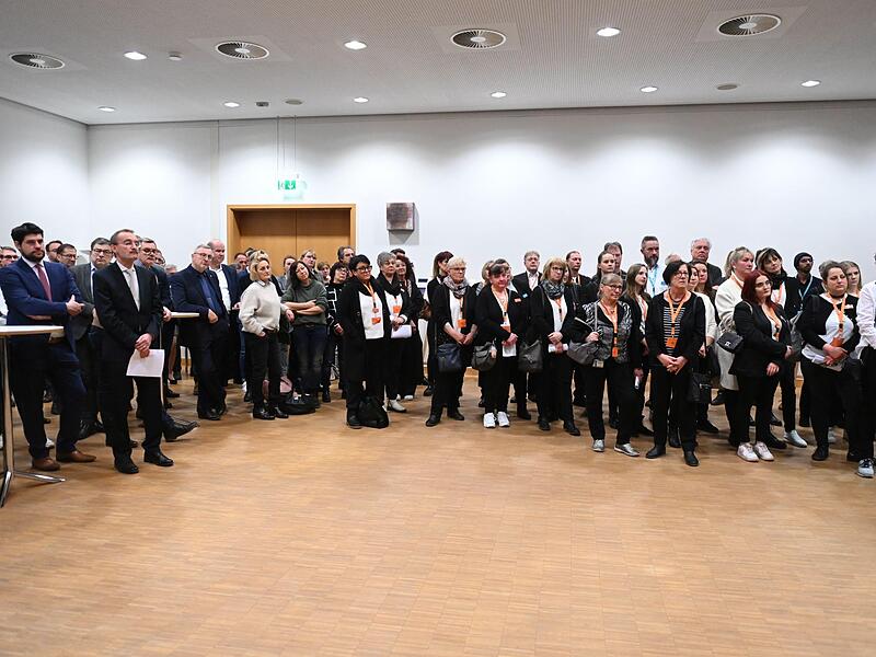 Versammlung im Saal. Versammlung im Saal.