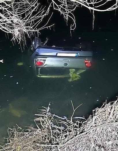 Der Wagen landete kopf&uuml;ber im Main, die Insassen konnten sich selbst befreien.