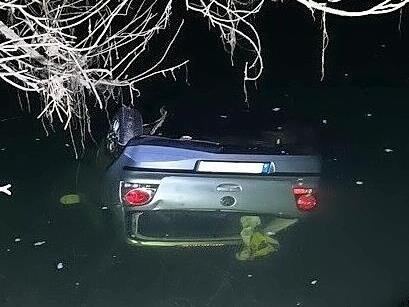 Der Wagen landete kopf&uuml;ber im Main, die Insassen konnten sich selbst befreien.