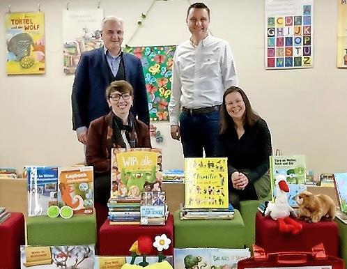 Konrektorin Stefanie Leimeister (u.l.) mit B&uuml;chereileitung Melanie Schmitt (u.r.) freuen sich mit Rektor Rudolf Hennemann (o.l.) und B&uuml;rgermeister Tobias Roppelt (o.r.) &uuml;ber das neue Bildungsangebot.