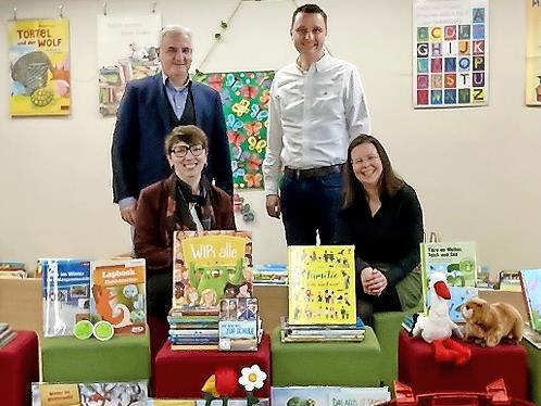 Konrektorin Stefanie Leimeister (u.l.) mit B&uuml;chereileitung Melanie Schmitt (u.r.) freuen sich mit Rektor Rudolf Hennemann (o.l.) und B&uuml;rgermeister Tobias Roppelt (o.r.) &uuml;ber das neue Bildungsangebot.