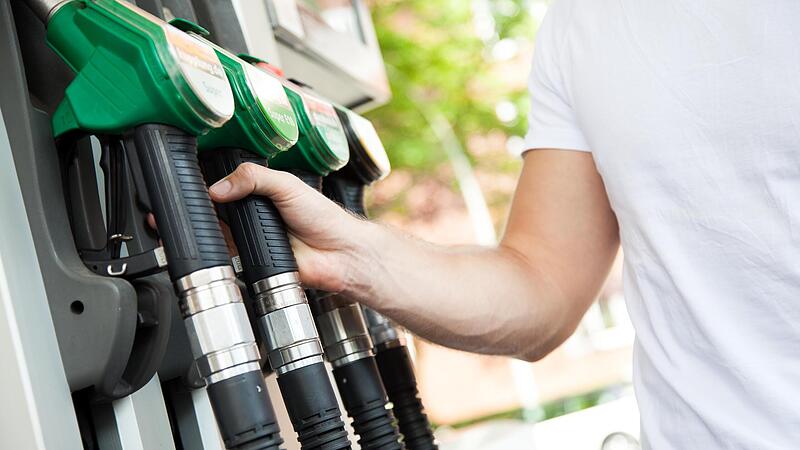 Die europ&auml;ischen Verbraucher sollen k&uuml;nftig beim Tanken oder Heizen ebenfalls einen CO2-Preis zahlen. In Deutschland ist eine entsprechende Regelung bereits seit 2021 in Kraft.