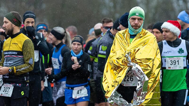 Nasskaltes Wetter: Der Wettergott meinte es nicht gut mit den Teilnehmern des Nikolauslaufs, die zum Start zudem mit einsetzendem Regen zu k&auml;mpfen hatten.Forchheim & Fr&auml;nkische Schweiz