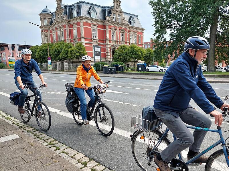 Gerhard Krahl (rechts) und Ulrike Schübel (Mitte) zeigen FT-Redakteur Stephan Großmann die gefährlichsten Stellen der Stadt.Forchheim & Fränkische Schweiz Gerhard Krahl (rechts) und Ulrike Schübel (Mitte) zeigen FT-Redakteur Stephan Großmann die gefährlichsten Stellen der Stadt.Forchheim & Fränkische Schweiz