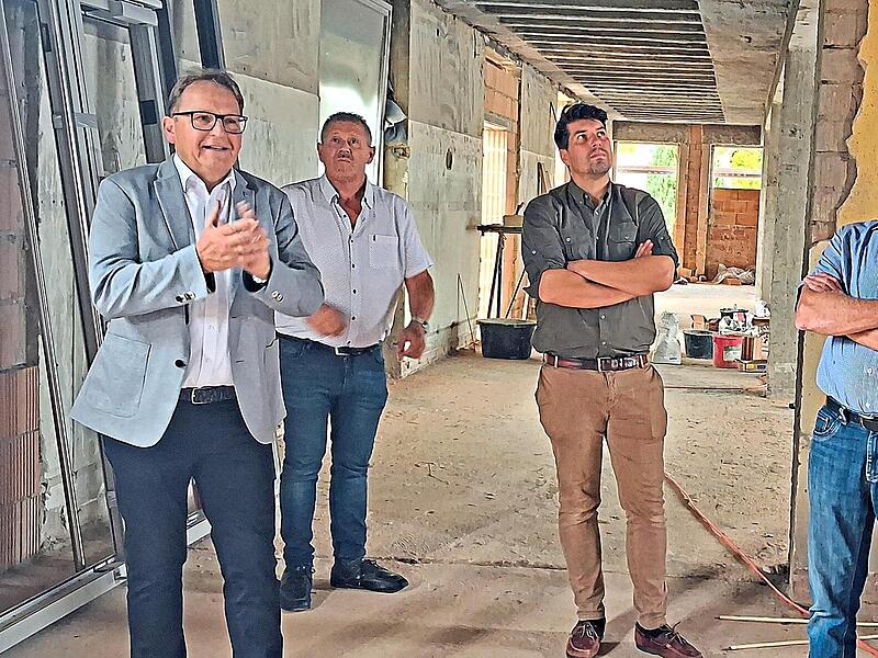 Vor Ort machten sich die Mitglieder des Bau- und Umweltausschusses ein Bild über den Baufortschritt im Westgebäude des Schulkomplexes.Veronika Schadeck Vor Ort machten sich die Mitglieder des Bau- und Umweltausschusses ein Bild über den Baufortschritt im Westgebäude des Schulkomplexes.Veronika Schadeck