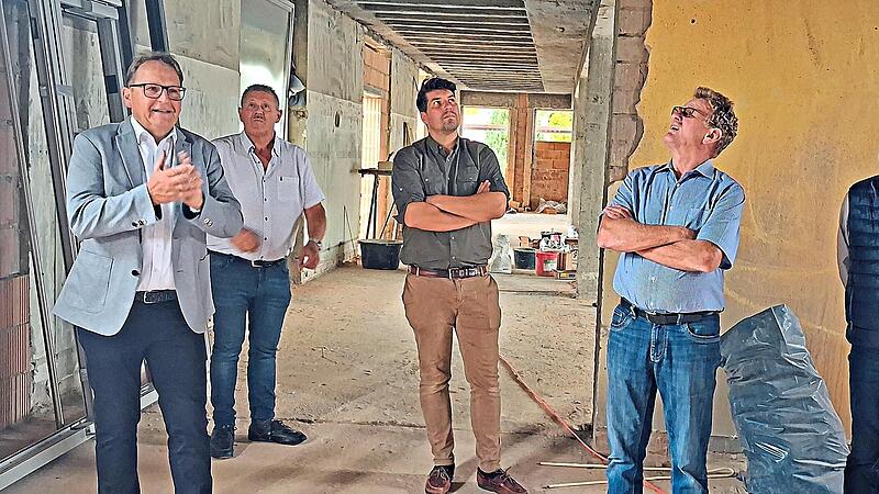 Vor Ort machten sich die Mitglieder des Bau- und Umweltausschusses ein Bild über den Baufortschritt im Westgebäude des Schulkomplexes.Veronika Schadeck Vor Ort machten sich die Mitglieder des Bau- und Umweltausschusses ein Bild über den Baufortschritt im Westgebäude des Schulkomplexes.Veronika Schadeck