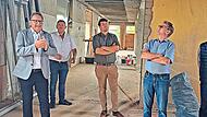 Vor Ort machten sich die Mitglieder des Bau- und Umweltausschusses ein Bild über den Baufortschritt im Westgebäude des Schulkomplexes.Veronika Schadeck Vor Ort machten sich die Mitglieder des Bau- und Umweltausschusses ein Bild über den Baufortschritt im Westgebäude des Schulkomplexes.Veronika Schadeck