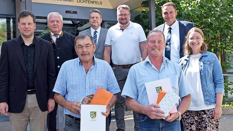 Seit 40 Jahren sind (vorne von links) Nikolaus Gehringer aus Kümmersreuth und Stephan Seelmann aus Reundorf Feldgeschworene. Seit 40 Jahren sind (vorne von links) Nikolaus Gehringer aus Kümmersreuth und Stephan Seelmann aus Reundorf Feldgeschworene.