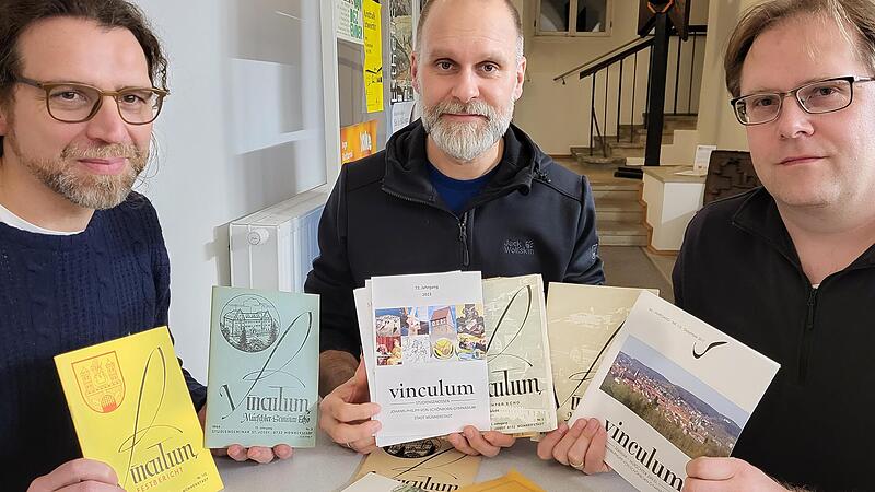Nicolas Zenzen, Daniel Karch und Ortwin Guhling haben die Schriftleitung für das Vinculum von Armin Rumpel und den Augustinern übernommen (von links). In den Händen halten sie Ausgaben aus mehreren Jahrzehnten. Daniel Karch hält die neueste Ausgab...