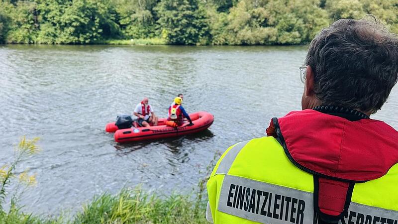 Feuerwehren aus Eltmann und Zeil waren schnell mit Einsatzbooten zur Stelle.