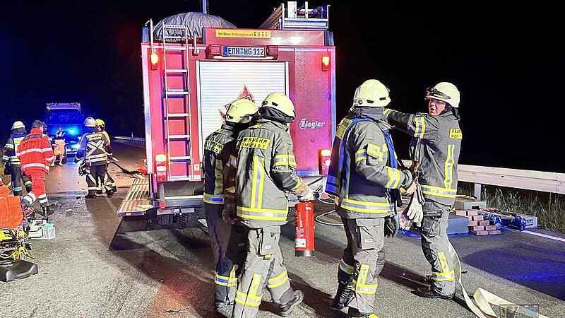 An die Einsatzstelle auf der B 505 rückten zahlreiche Feuerwehrkräfte an zur Bergung der Verletzten und zum Regeln des Verkehrs.