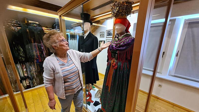 Monika Kaul vom Fr&auml;nkische-Schweiz-Verein erkl&auml;rt die Brauttracht von 1900 und die aufw&auml;ndigen Stickereien.Forchheim & Fr&auml;nkische Schweiz