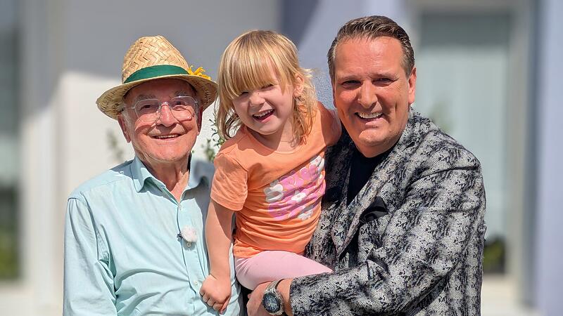 Über den prominenten Besuch von Ralf Dümmel (rechts) freute sich auch Rudolf Wilds Enkelin Emilia.