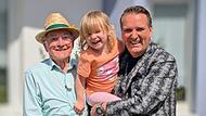 Über den prominenten Besuch von Ralf Dümmel (rechts) freute sich auch Rudolf Wilds Enkelin Emilia.