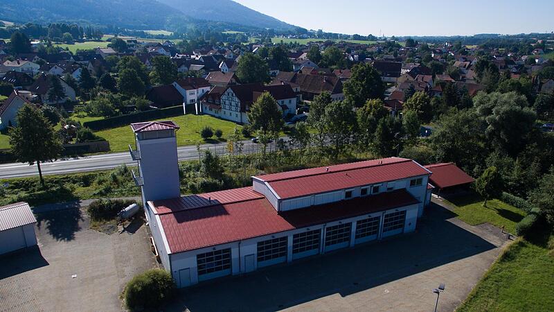 Auf dem Dach den Zentralfeuerwehrhauses soll eine Photovoltaikanlage installiert werden. Die Vorbereitungen laufen.