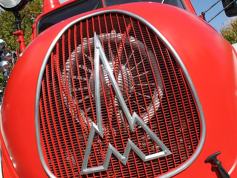 Ganz sch&ouml;n bauchig: Haube und K&uuml;hlergrill  des Drehleiter-Autos  aus Bubenreuth.