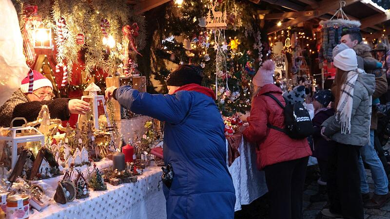 Mehr als 30 Buden emfpingen die Gäste des Weihnachtsmarkts in Eggolsheim.