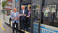 Landrat Thomas Bold (Mitte) mit J&uuml;rgen Metz (Abteilungsleiter Kreisangelegenheiten) und Nora Schwetje (Kreisentwicklung und &Ouml;PNV) am B&auml;derlandbus, einem von vier Linien der Freizeitbuslinie des Landkreises.