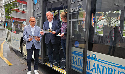 Landrat Thomas Bold (Mitte) mit J&uuml;rgen Metz (Abteilungsleiter Kreisangelegenheiten) und Nora Schwetje (Kreisentwicklung und &Ouml;PNV) am B&auml;derlandbus, einem von vier Linien der Freizeitbuslinie des Landkreises.