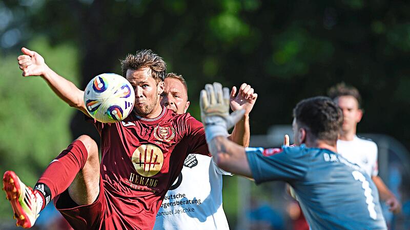 Der Eberner Hannes Neubauer scheitert am herauslaufenden Dampfacher Torwart Noah Mack.Ryan Evans