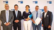 IHK-Präsident Dr. Michael Waasner und der stellvertretende IHK-Hauptgeschäftsführer Tobias Hoffmann zeichneten Michaela Schneider und Gerd Pfaff, beide aus dem Bereich des IHK-Gremiums Lichtenfels, aus. Rechs im Bild: der stellvertretende Landrat ...