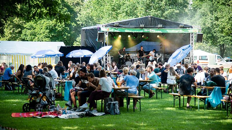 Die Bamberger Lokalband &bdquo;City Crows&ldquo; spielte bei Sonnenschein auf der Jahnwiese.