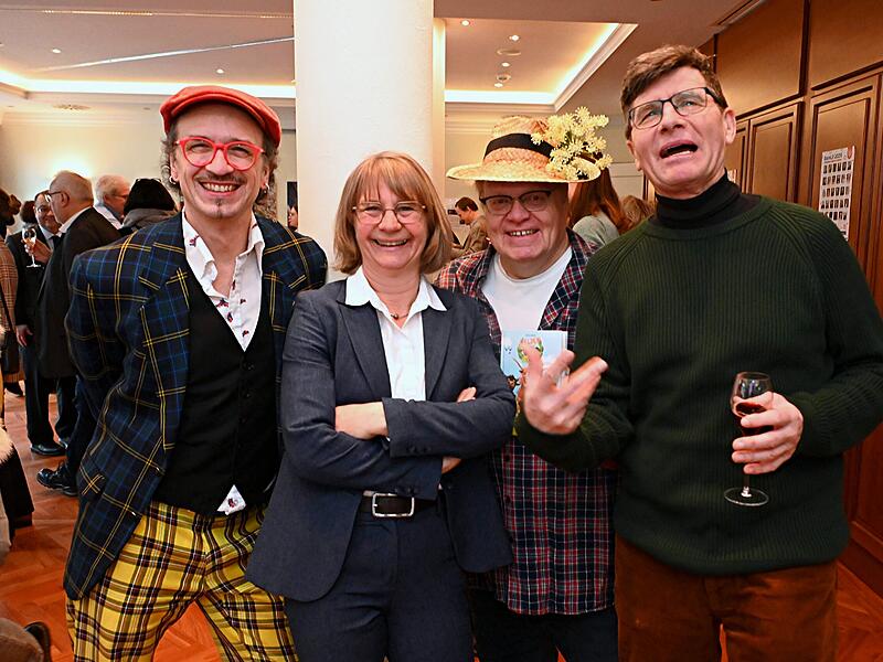 Freuen sich auf das Bamberger Literaturfestival 2026 (von links): David Saam, Melanie Dirauf, Stephan Bach und M&auml;c H&auml;rder