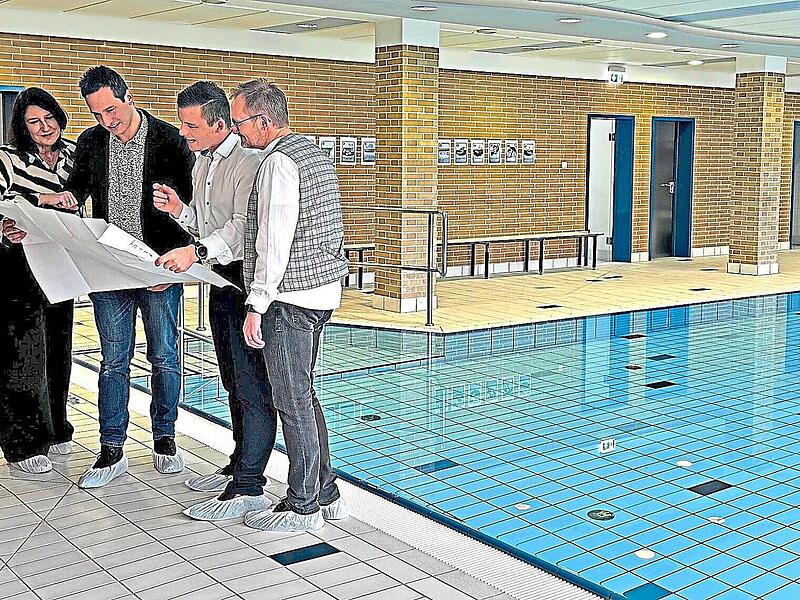 In wenigen Wochen beginnt die Sanierung des Hallen-Schulschwimmlehrbeckens an der Mittelschule Pressig. &Uuml;ber die Planung freuen sich (v.l.) Hausmeister Stefan K&ouml;nig, Konrektorin Sandra Hofmann, Gesch&auml;ftsleiter Antonio Sauchella, B&uuml;rgermeister Stef...
