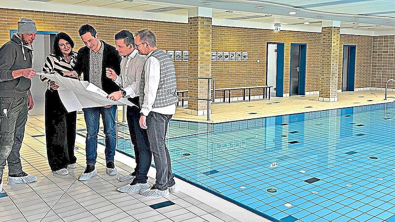 In wenigen Wochen beginnt die Sanierung des Hallen-Schulschwimmlehrbeckens an der Mittelschule Pressig. &Uuml;ber die Planung freuen sich (v.l.) Hausmeister Stefan K&ouml;nig, Konrektorin Sandra Hofmann, Gesch&auml;ftsleiter Antonio Sauchella, B&uuml;rgermeister Stef...