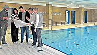 In wenigen Wochen beginnt die Sanierung des Hallen-Schulschwimmlehrbeckens an der Mittelschule Pressig. Über die Planung freuen sich (v.l.) Hausmeister Stefan König, Konrektorin Sandra Hofmann, Geschäftsleiter Antonio Sauchella, Bürgermeister Stef... In wenigen Wochen beginnt die Sanierung des Hallen-Schulschwimmlehrbeckens an der Mittelschule Pressig. Über die Planung freuen sich (v.l.) Hausmeister Stefan König, Konrektorin Sandra Hofmann, Geschäftsleiter Antonio Sauchella, Bürgermeister Stef...
