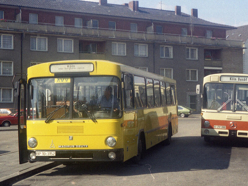 Ein typisches Bild an einer deutschen Bushaltestelle der 1970er- und 1980er-Jahre: Ein Postbus (hier vom Typ Magirus-Deutz L117) und ein Mercedes-Benz O305 (rechts).