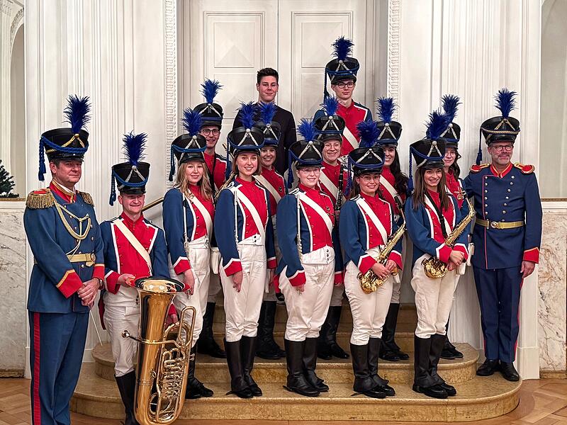 Die Verabschiedeten aus dem Jugendmusikkorps Bad Kissingen. Ebenfalls auf dem Bild: Matthias Zull (links, Direktor der Musikschule) und Roman Riedel (Stellvertreter).